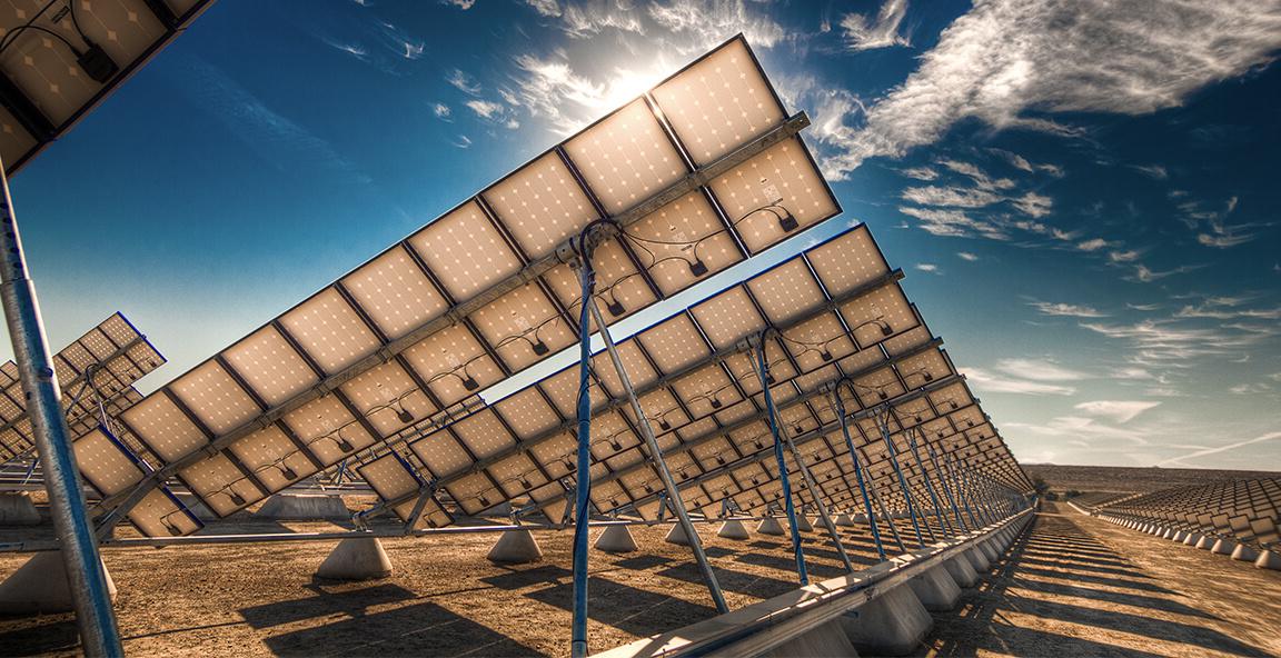 阳光明媚的日子里，斯金纳处理厂的太阳能电池板的地面视图